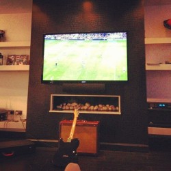 Just from this picture I can tell Niall&rsquo;s living room is GORGEOUS, just like him!! Lol 
