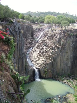 thegreenwolf:   text-mode:  Los Prismos Basálticos, Mexico. Nature goes blocky. source   Columnar basalt is awesome stuff.  