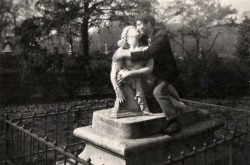 Le baiser, vers 1930.