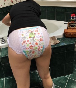 bbabybbear:  Gettin ready for a bath. No accidents in the tub this time 