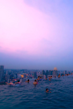 ilaurens:  Singapore Marina Bay Sands - Infinity Pool | by Wang Guowen.         