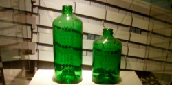 sixpenceee:  In 1963, Alfred Heineken created a beer bottle that could also function as a brick to build houses in impoverished countries. The long side of the bottle would have interlocking grooved surfaces so that the glass bricks, once laid on their