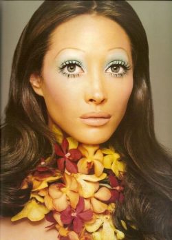 a-state-of-bliss:  Christy Turlington emulating Marisa Berensen, make up by Kevyn Aucoin