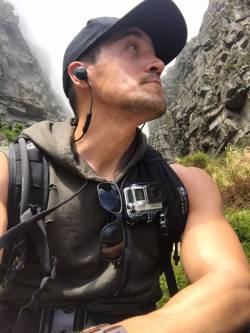 dailykeahu: Keahu Kahuanui: Suddenly trying to remember if I left the stove on… two weeks ago… Hike up Table Mountain ftw.Thanks for the soundtracks along the way, Bose. — at Table Mountain National Park.   [Source: Facebook] 
