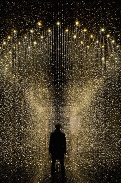 12h51mn:“Light is time” is an art installation developed by Tsuyoshi Tane Featuring 80,000 suspended shimmering watch plates for people to walk through.