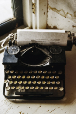 claim-the-perfections:  typewriter tumblr - Buscar con Google on We Heart It - http://weheartit.com/entry/57001244/via/emmaagreeen 