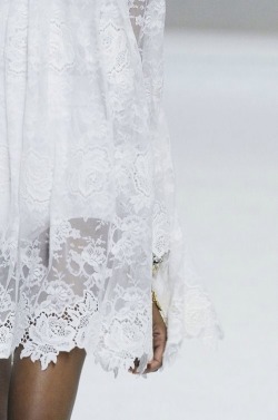 theminimarket:  White lace (via Pinterest)