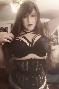 kronichlesofkaren:I can finally close this corset, might go smaller soon