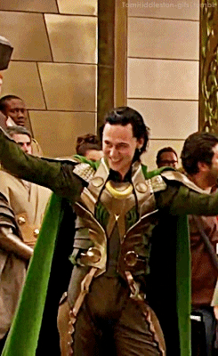 tomhiddleston-gifs:   On Set vs On Screen  I think there is something missing in the 2nd one