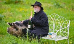 mrdingo:This is the best photo ever taken of Terry Pratchett, and indeed one of the best photos ever taken of anybody. 