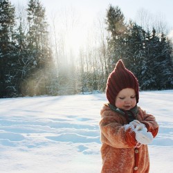 wisconsin-wanderlust:  i hope some day there is a mini-me running around playing in the snow.. i hope i have a husband and a loving family. i pray so much for it.  Ugh this is so damn cute!