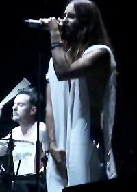 novafrommars:  Jared Leto being a whore on stage (part 2) 