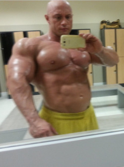 beefluvr94:  drwannabe:  Pietro Marzolla  Smokin hot and juiced as FUCK. Woof! 