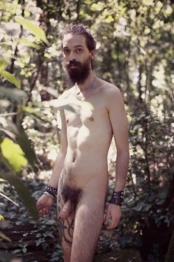 manlybush:  Love how this guys beard is matching his equally bushy cock bush 👌🏼