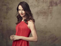 aboutnici:  Amy Acker (Samantha “Root” Groves) Promoting Person of Interest. Photos are from Calle 13: Facebook and Twitter. 