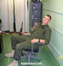 dippinfan:  batorgator:  6’7” military stud  Visit the archives the next time you’re playing blueball baseball.http://www.dippinfan.tumblr.com/archive 