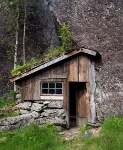 cabinporn:  Moldhuset (literally “the earth/soil house”), a mountain cabin in Vikedal, Norway built by Ole Fatland. Contributed by Ole’s grandson, Johannes Grødem.