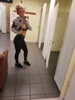theroyal-highness:  Sneaky gym titty pic👅💦
