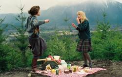 laurapalmerwalkswithme:  Lara Flynn Boyle and Sheryl Lee on the set of Twin Peaks 