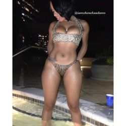 simplysheneka:  In the jacuzzi chilling with my boo @deiondrasanders for her b-day! Thnx @eleasedonovan for the swimsuit! 😘 