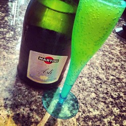 Finally enjoying my long missed mimosa :) #mimosasundays #friday #mimosa #blueglass #martini #quickfix #bdaypreweekend #champagne #hookah