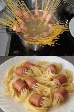 rudywolfe:  teratomarty:  rune-midgarts:  im cry  OK sure, but… why?  have you never had pasta and hot dogs?  omg I need to do this