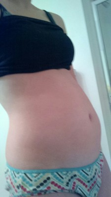 Oof it took like 2 days of super pizza and soda stuffing, but I have a feeling I&rsquo;m gonna totally pass 115 this time. I mean I&rsquo;m so bloated that my hipbones aren&rsquo;t visiable and I even worked the lighting to not show my riiiiibssss  