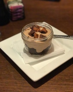 The Great American Steak Dinner is back at Longhorn and I had to try the chocolate peanut butter jar. #yummo #dessert #needawalknow  (at LongHorn Steakhouse)