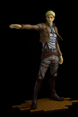 leviskinnyjeans:  Detailed Photos of Sentinel’s Erwin Smith Brave Act Figure The Brave Act Erwin Smith figure stands at 9.6 inches and comes with a cape, an alternate hair piece and face, 3D maneuver gear, two blades, and a weapon holding hand. After