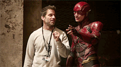 A hülyéskedés az megy, a kocsma meg üres?! :D  Zack Snyder és Ezra Miller a Justice League fogatásán 