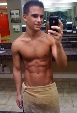 fraternityrow:  100 reasons why I’m gay #73 gym selfies