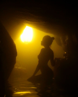   oguro.keita_new岐阜県 新穂高温泉「水明館佳留萱山荘」前のアカウントでupした画像と似てますが違うカットです。コチラのほうが女性の柔らかなラインが出ているかと(^-^)#温泉 #onsen #混浴