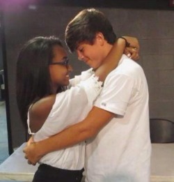 whiteboysdatingblackgirls:  swirl-bby:  Hayes with a fan⭐️     More pictures here : http://whiteboysdatingblackgirls.tumblr.com/    