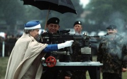 La reine d'Angleterre Elizabeth fait feu en 1993. Queen Elizabeth II banishment a British L85, 1993.
