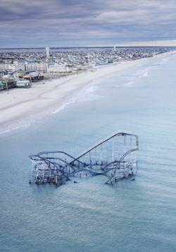 nokturnal:  heart:  delusionly:    HAHAHAHA RIP JERSEY SHORE NOT REALLY IM GLAD YOURE GONE    you’re glad my hometown is gone? go fuck yourself.  yeah seriously atlantic city is like crushed and under water, and all the small businesses just opened