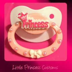 littleprincesscustoms:  A paci fit for a Princess featuring a light pink button and handle on a white shield with a simplistic look.  This paci is up for grabs!  ฟ.99 plus ŭ.00 shipping USA (International shipping is available) Message me if you’re