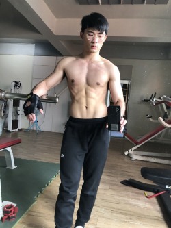 There seems to be a whole of Taiwanese hotties are on Twitter recently.Chuck You‏ (@mryouchuck) is now on Twitter too!Instagram: @mr.you_chuck