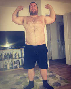 gavinqueen23:  We took these pics the other night and laughed at how skinny my legs look, I promise you it’s the angle and big baggy shorts 😄 #idontthinkiwouldlookgoodskiny #goodjobImabear #🐻 #bearsofinstagram #pitsofinstagram #bearpits #😂