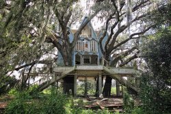 infinite-night-in-winter:  tocamelot:  An abandoned Victorian tree house somewhere is South Florida  &lt;3