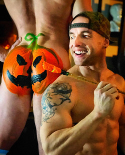 heavenlymodels:    Rick and Griff Twombley-King (@rick_and_the_griffopotamus) with pumpkin ass