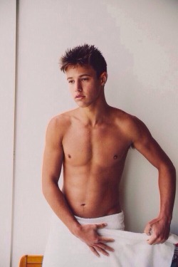 thehottestmenaround:  fuckyoustevenpena:  celebritycox:  Cameron Dallas (Vine star) shaving session…   Pictures sent by Cameron himself to 100% trusted friend of mine  He’s Naked! Alleged Cameron Dallas Nude.  Allegedly Cameron Dallas