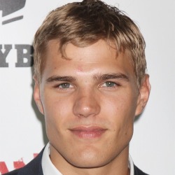 famousnudenaked:  Chris Zylka Frontal Nude in The Leftlover (2x03) 