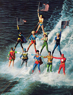 transamazon: coolkidsofhistory:  Sea World Superheroes, performed from 1976 to 1979  Justice League is looking great 