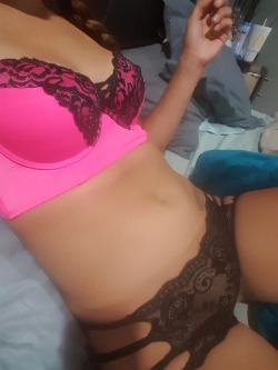MorFun4U snapping sexy selfies in bed for us