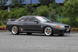 hirocimacruiser:  Panasport G7C5C on an R32 skyline GTR. 17X9+15 front and 17X9+11 rear. Having different rolling diameters front to rear by using staggered rim sets messes with the GTR’s ATTESA but running different offset front to rear but the same