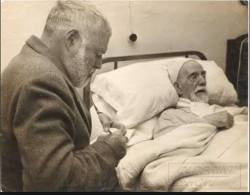   Ernest Hemingway en el lecho de muerte de Pío Baroja, al que siempre expresó públicamente su admiración.  