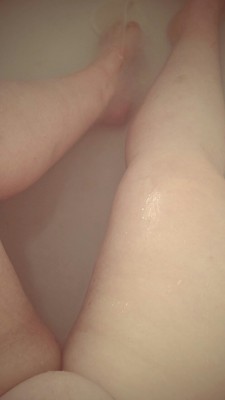 alice-is-wet:  My poooooofy bathtime cunt and bruised biker legs. ^_^  Xoxo Alice