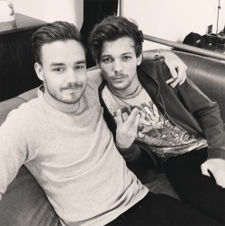 babymeetsevil: @onedirection: Liam &amp; Louis hanging out on the set of a photo shoot!  Omg Liam!! He&rsquo;s so gorgeous 