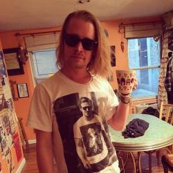 fuckyeah1990s:  Macaulay Culkin wears a t-shirt of Ryan Gosling wearing a Macaulay t-shirt 