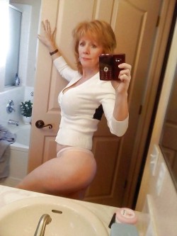 A very sexy selfie by one *very classy lady?? :-)  Make free money 24/7 with your blog!: http://ow.ly/4nqTvp